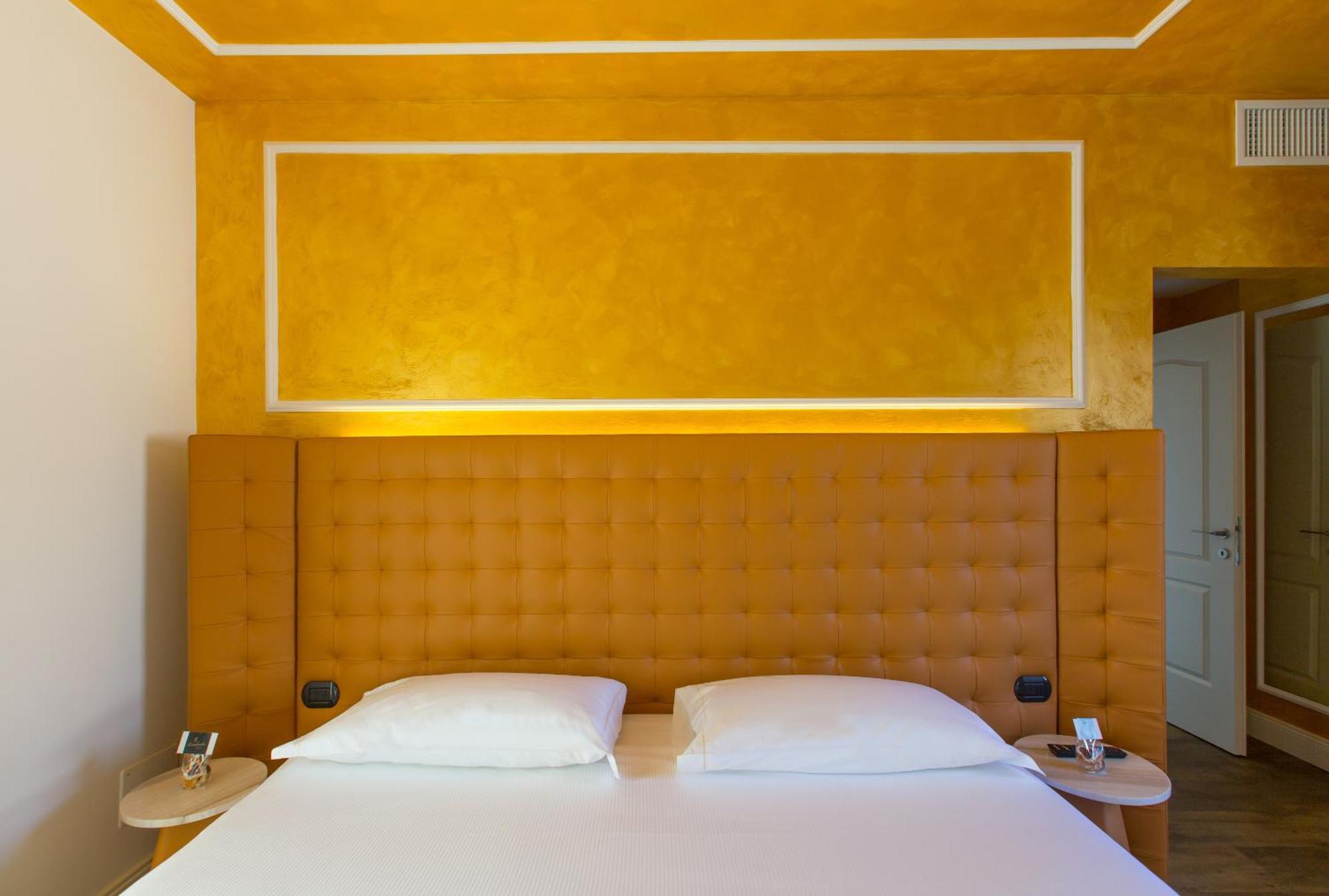 Hotel Al Campanile - Luxury Suites & Apartments Baveno Exterior photo